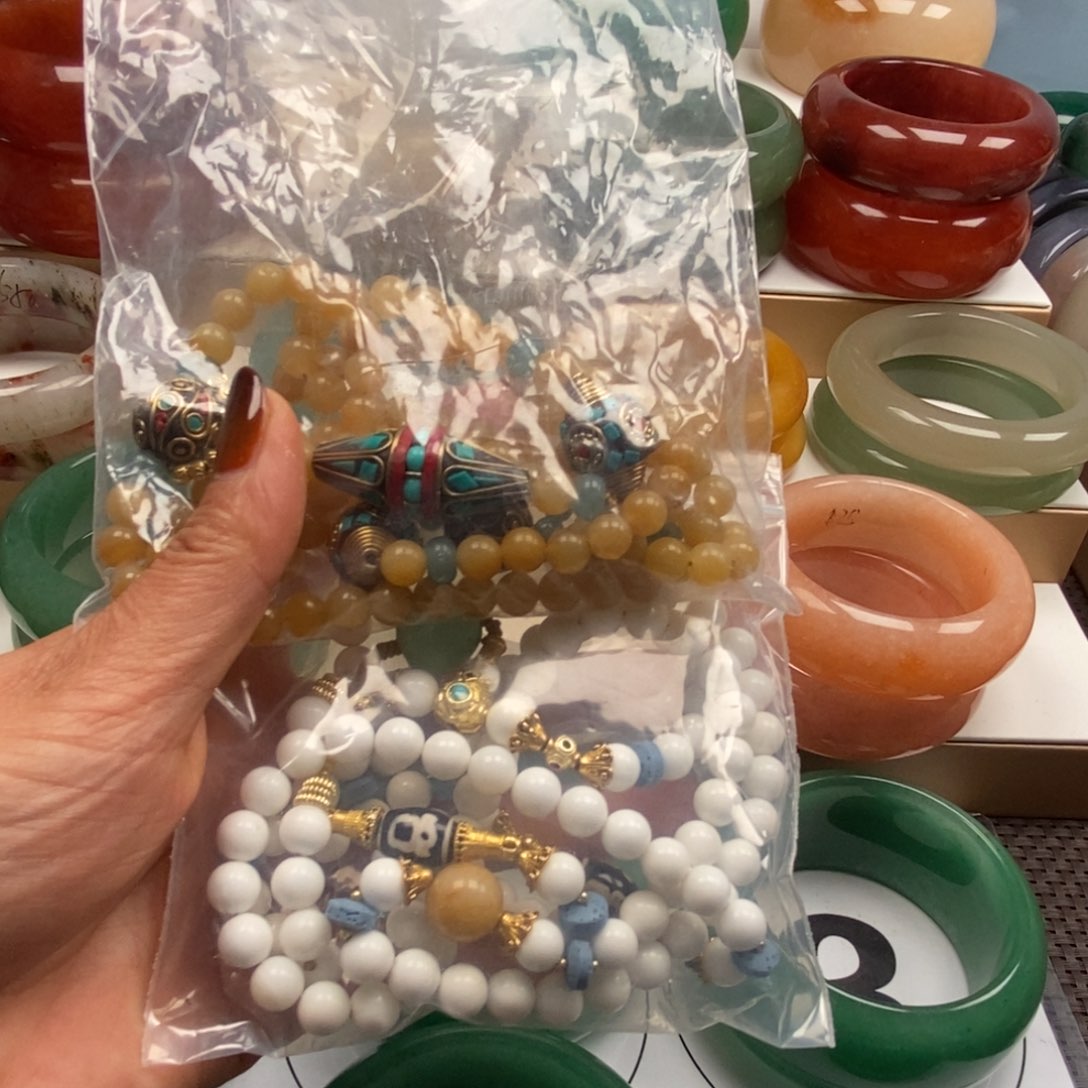 未镶嵌手镯石英质玉（佘太翠）