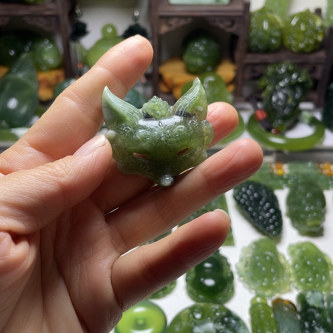 蛇纹石玉未镶嵌颈饰