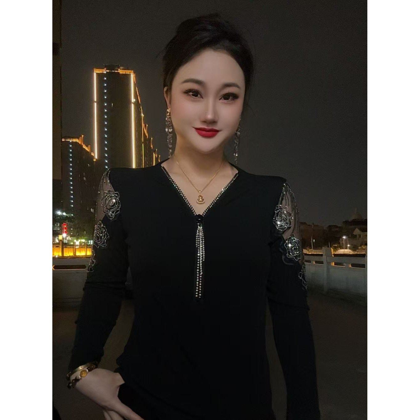 V领蕾丝拉链气质玫瑰性感镂空款爆款洋气时尚长袖打底衫女