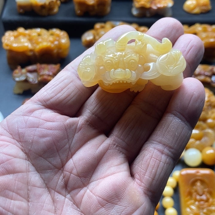 石英质玉（黄龙玉）未镶嵌颈饰