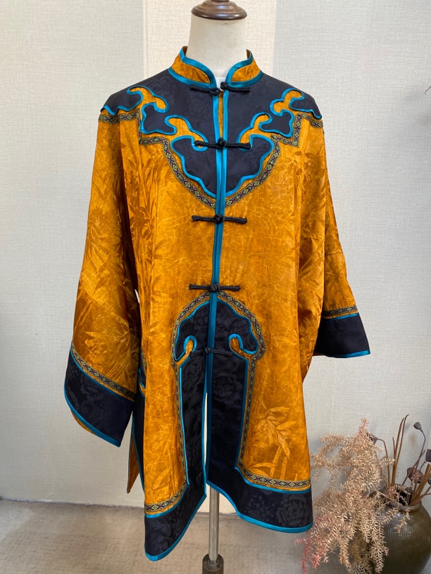 凤徕兮私人定制黄色暗纹拼黑色如意头蓝边对襟盘扣太太服LS531