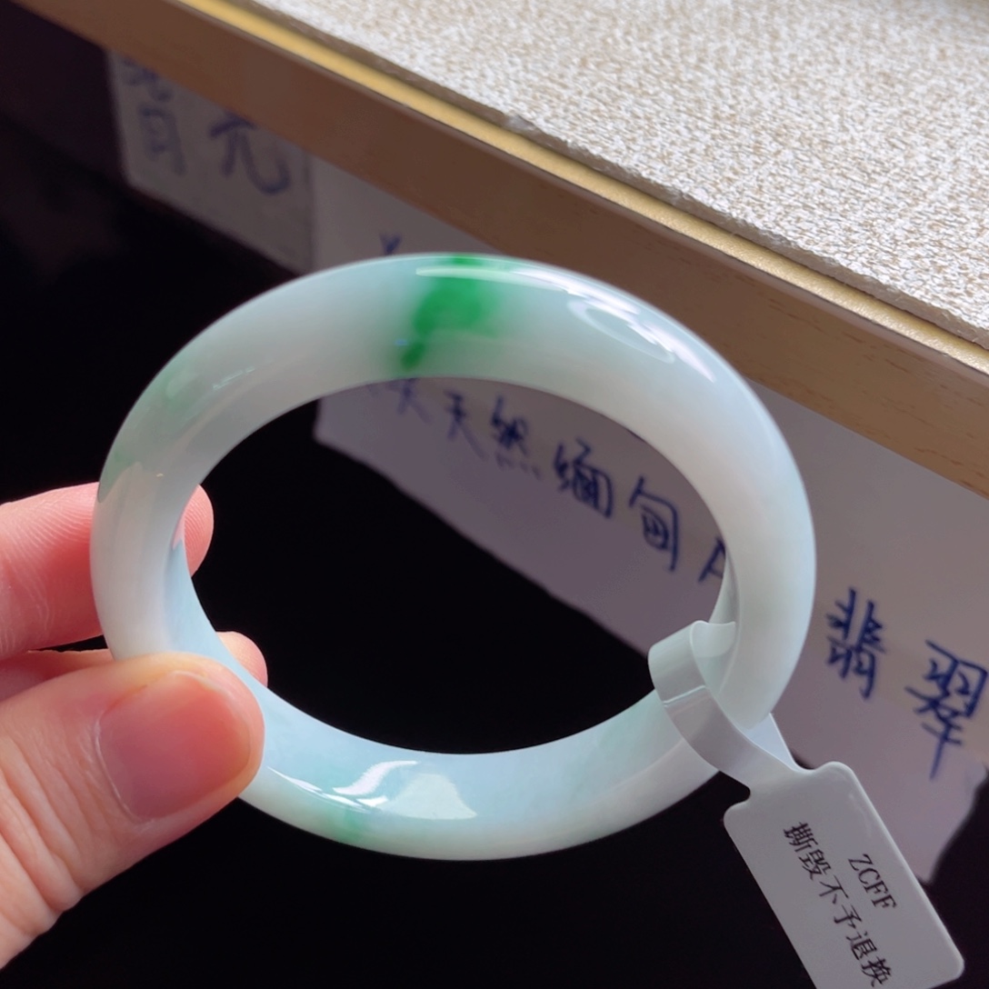 翡翠手镯未镶嵌手镯