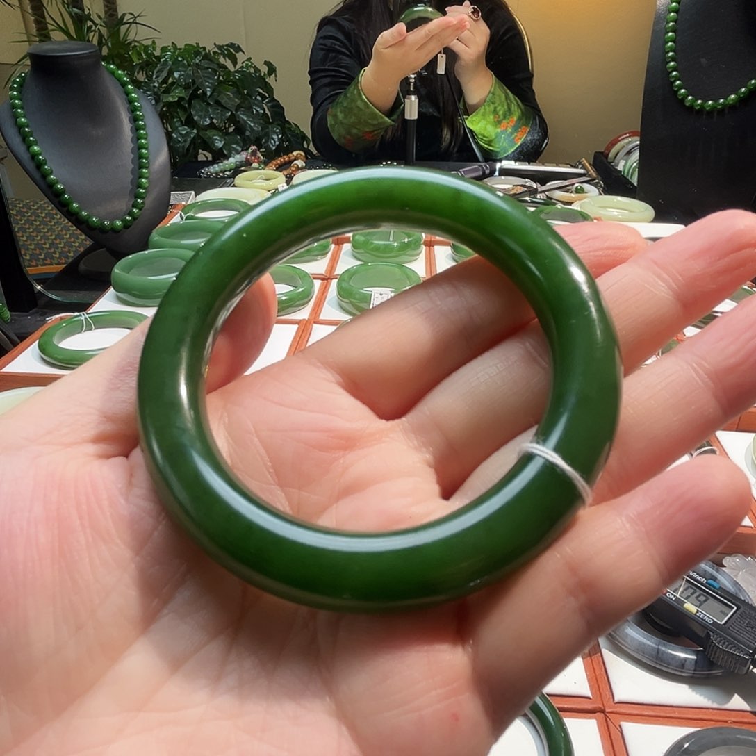 未镶嵌手镯和田玉阳绿55圈口