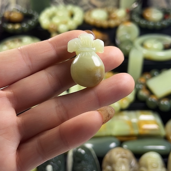 岫岩老玉（透闪石质玉）未镶嵌颈饰