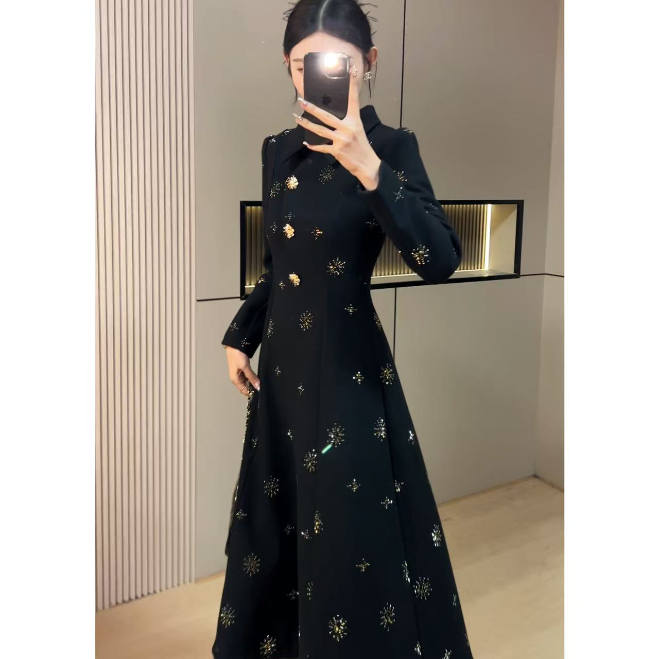 2025年冬季新款烫钻幸运金雪花设计显瘦遮肉连衣裙C0129