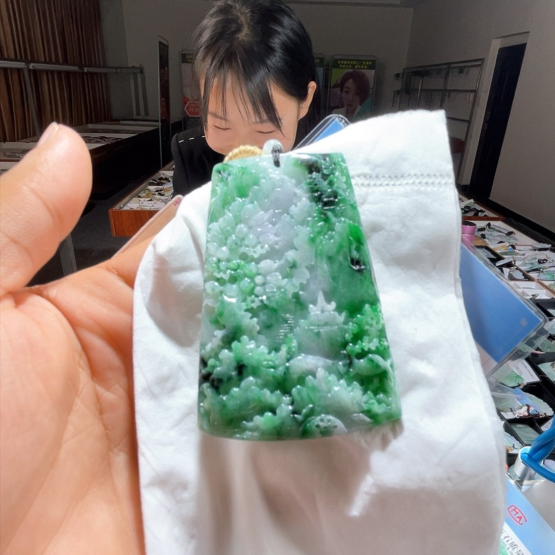翡翠未镶嵌颈饰一