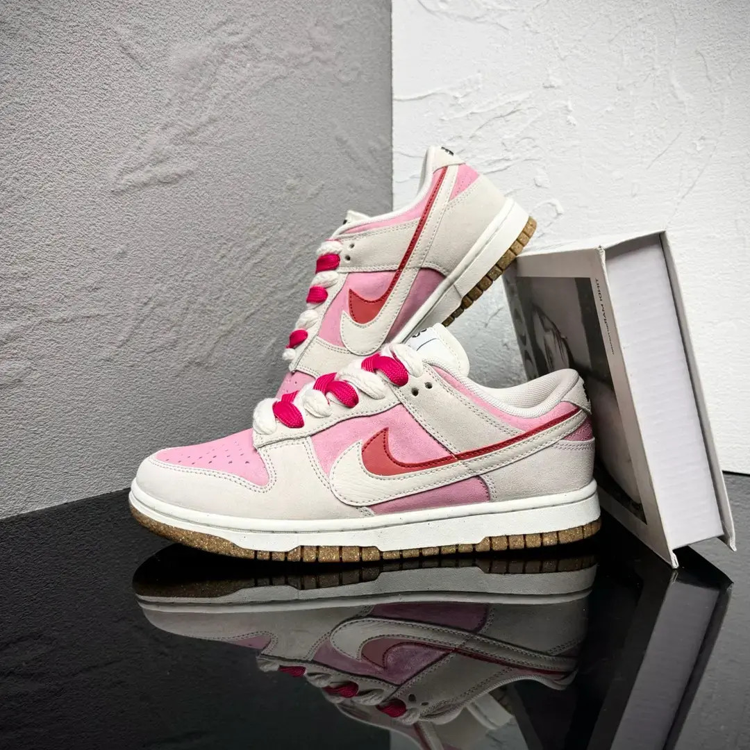 nike Dun k定制款草莓熊 豆沙粉 “85”双勾双鞋带低帮运动休闲板鞋