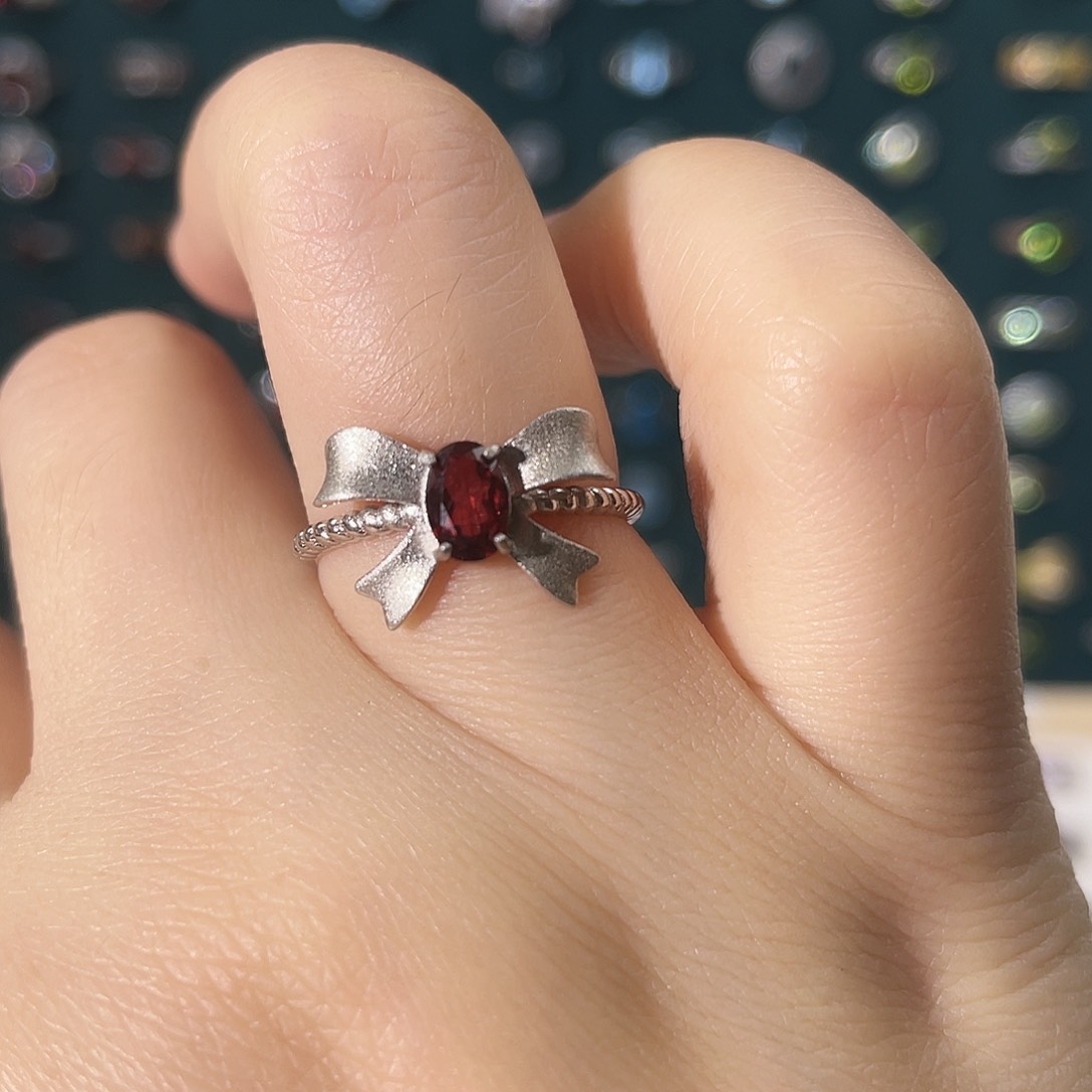 石榴石戒指银S925镶嵌蝴蝶款戒指