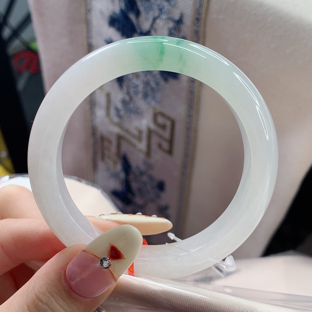 翡翠手镯未镶嵌53圈口