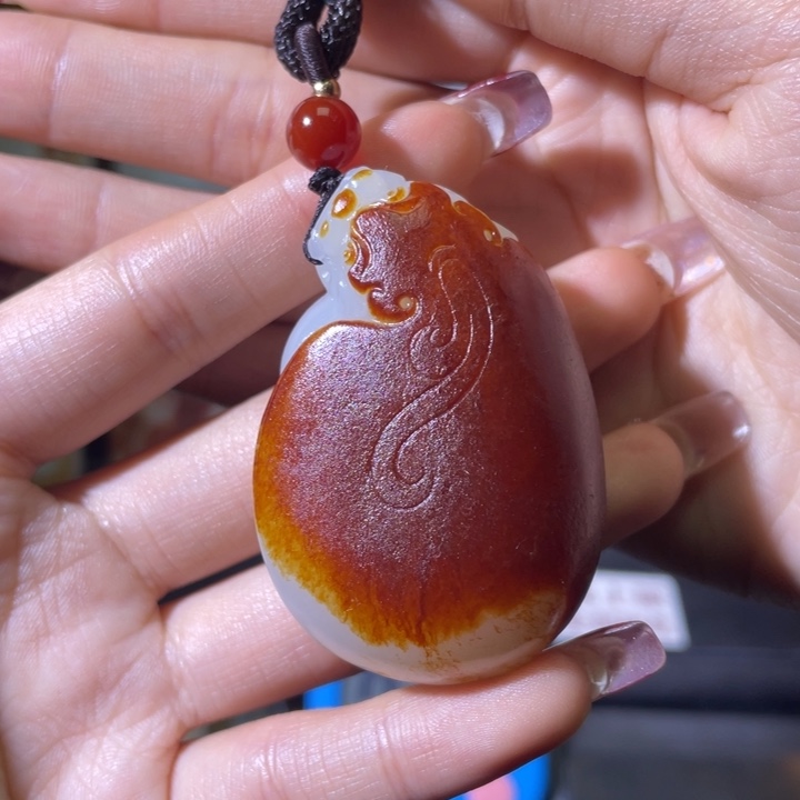 和田玉挂件未镶嵌亦*。