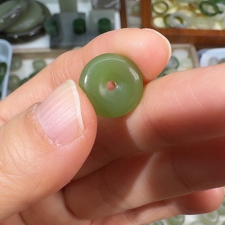 ****颜和田玉未镶嵌颈饰