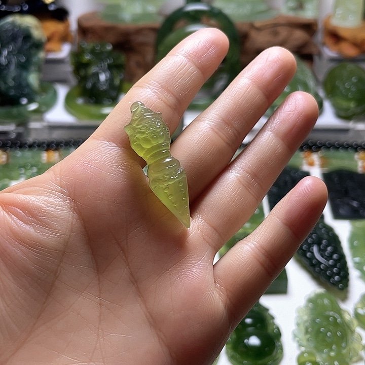 蛇纹石玉未镶嵌颈饰