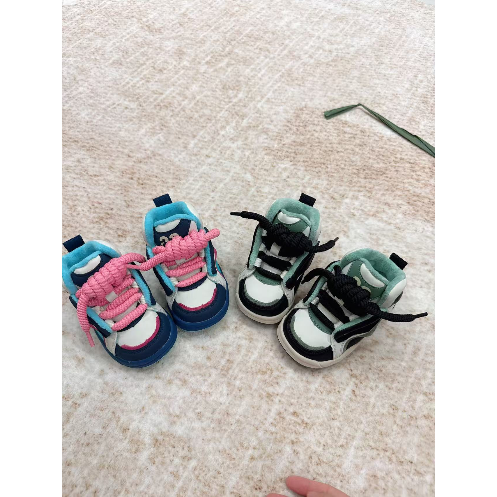 23902C儿童时尚百搭舒适加绒运动板鞋