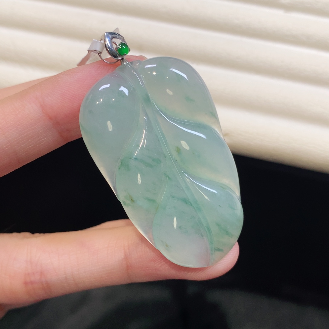 翡翠18K金镶嵌颈饰大叶子