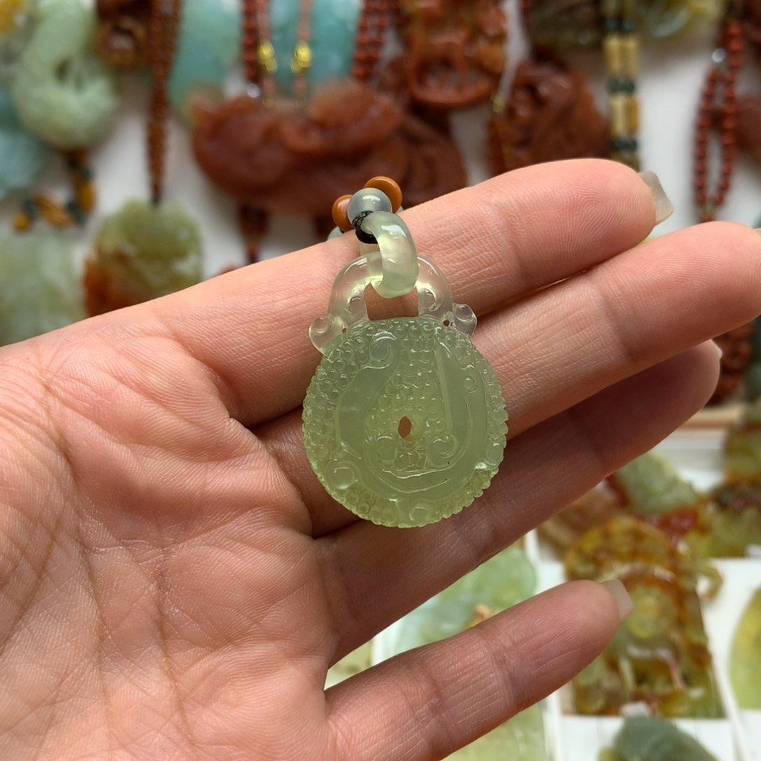 蛇纹石玉颈饰未镶嵌