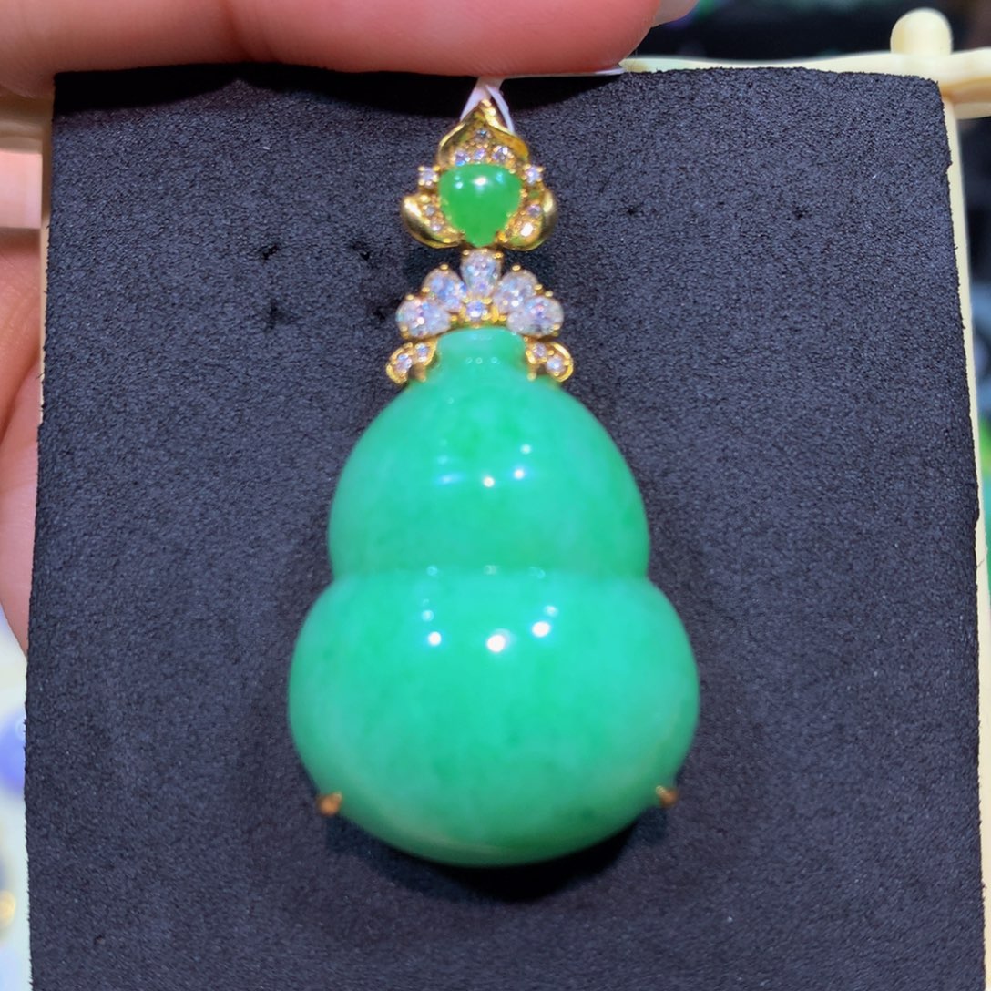 翡翠18K金镶嵌颈饰翡翠