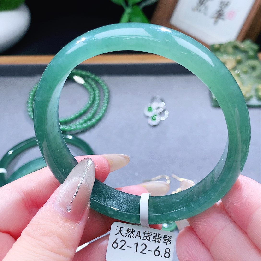 翡翠手镯（圆镯）未镶嵌