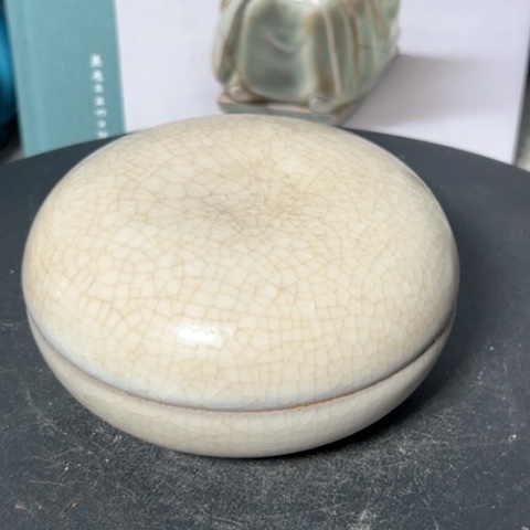 朝*汝窑瓷盒器型美观大方