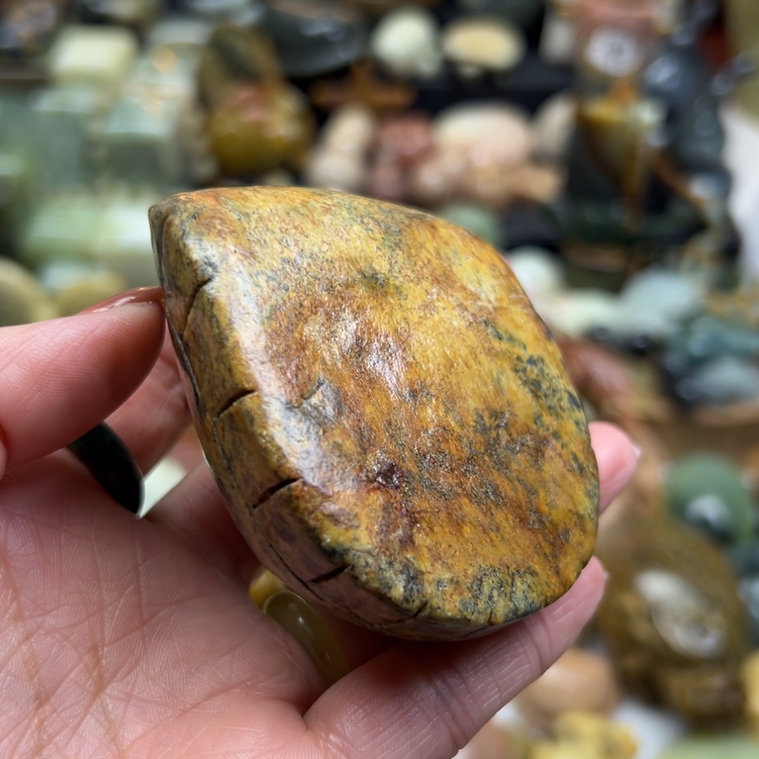 岫岩河磨玉（透闪石质玉）未镶嵌颈饰河磨玉老皮富甲手玩