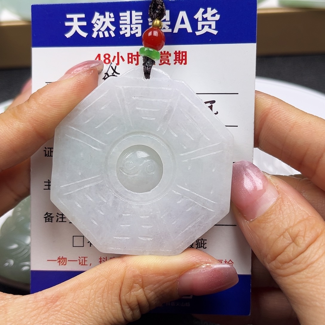 翡翠未镶嵌颈饰     