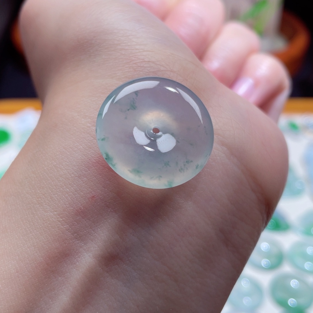 翡翠颈饰未镶嵌扣子