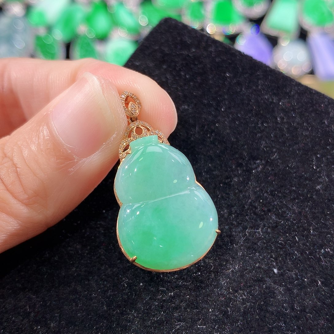 翡翠18K金镶嵌颈饰