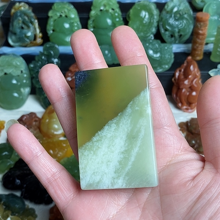 未镶嵌蛇纹石玉颈饰一**人