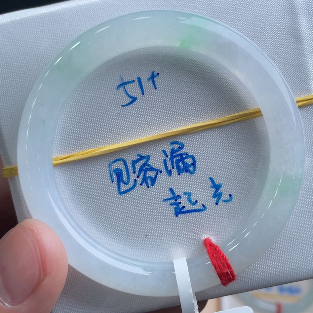 翡翠手镯未镶嵌翡翠手镯