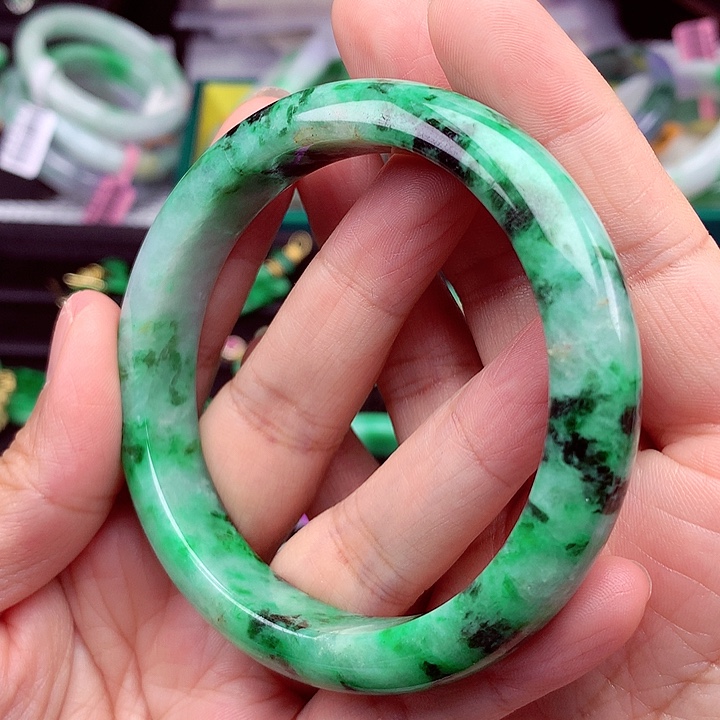 翡翠手镯未镶嵌翡翠