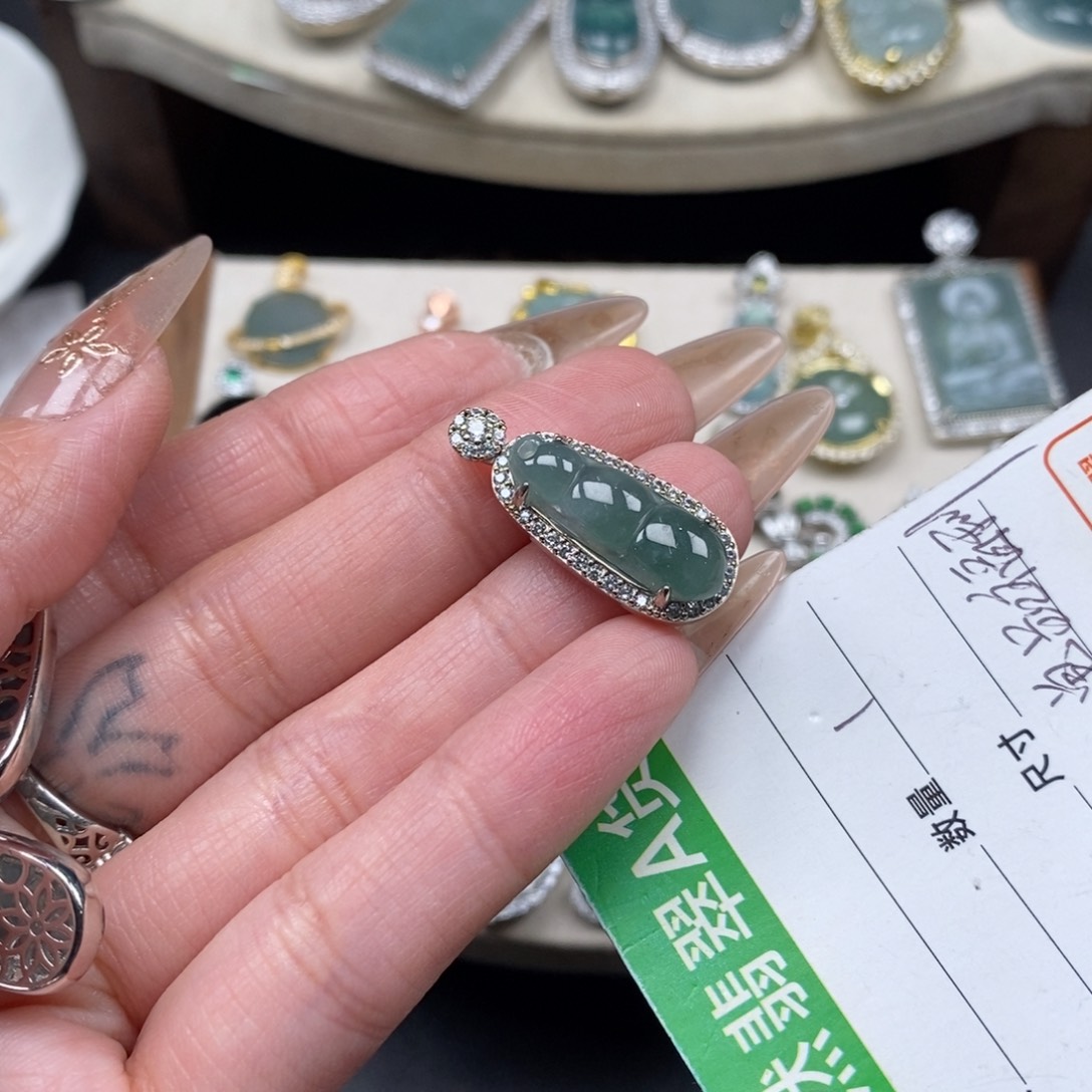 翡翠颈饰未镶嵌翡翠