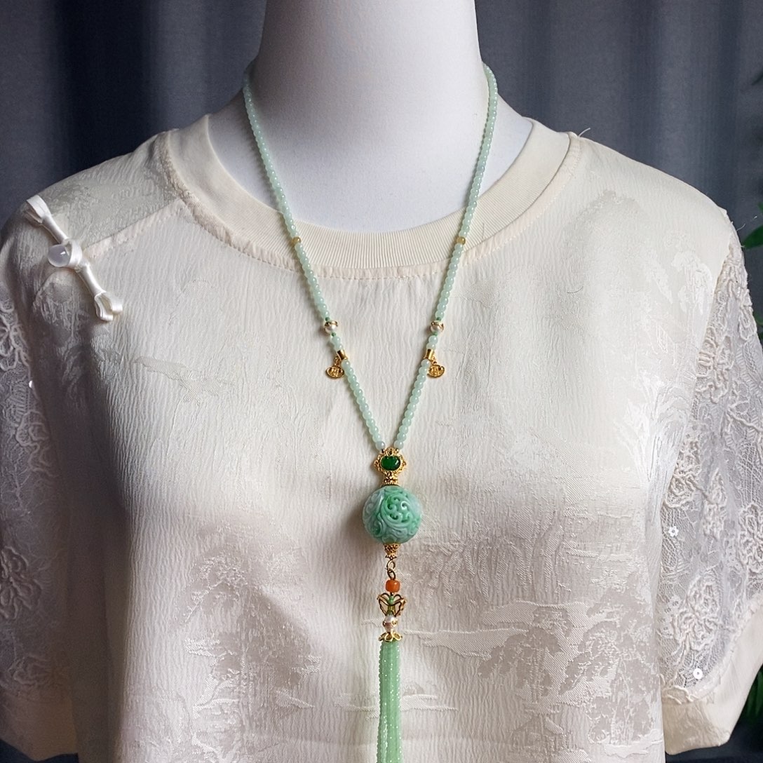 翡翠未镶嵌吊坠(赠链)