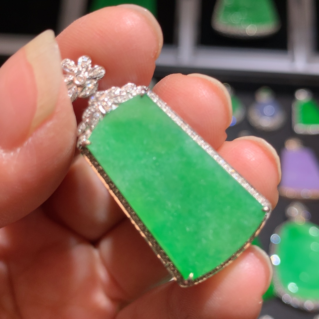 翡翠颈饰18K金镶嵌翡翠