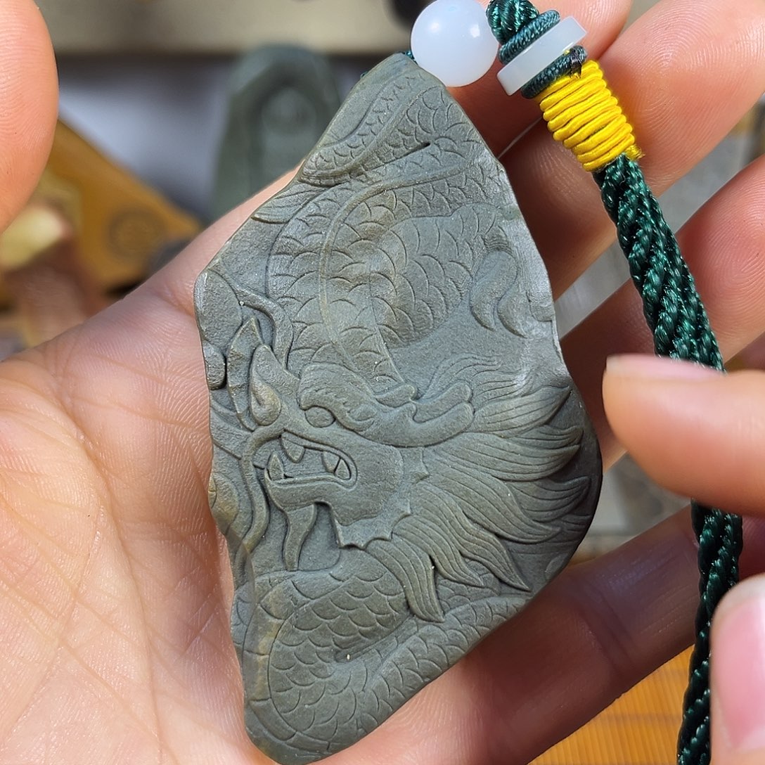 新疆原石雕刻手把件