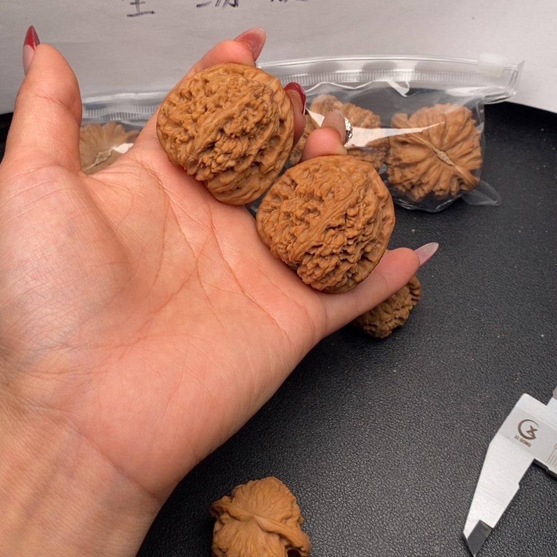 圣***诞文玩核桃把件南疆石全