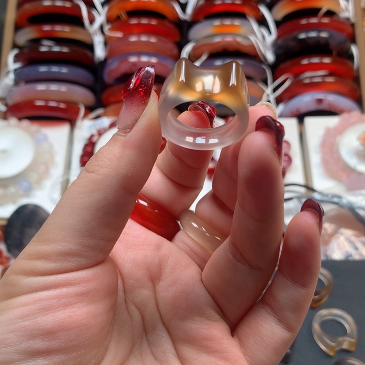 玛瑙/玉髓手镯未镶嵌八****?