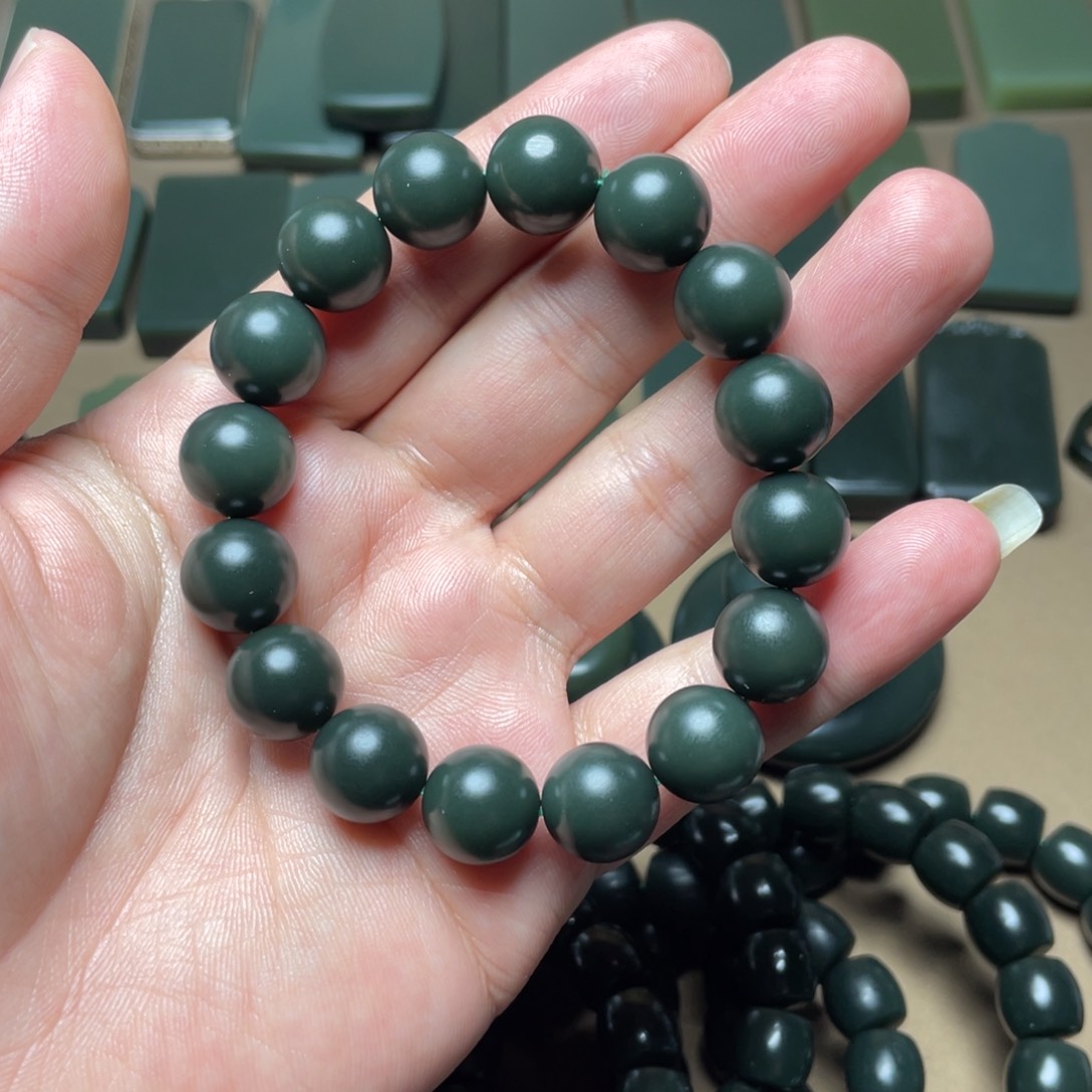 和田玉颈饰未镶嵌洞**罗