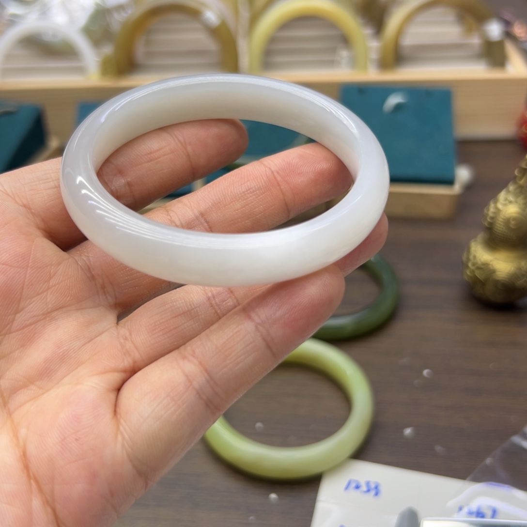 淡****和田玉未镶嵌手镯57.3圈围1253