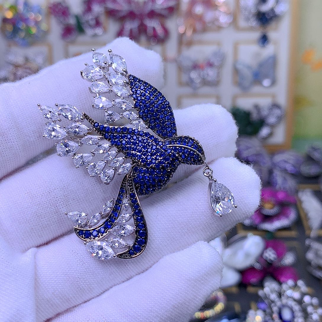 合成立方氧化锆铜胸针