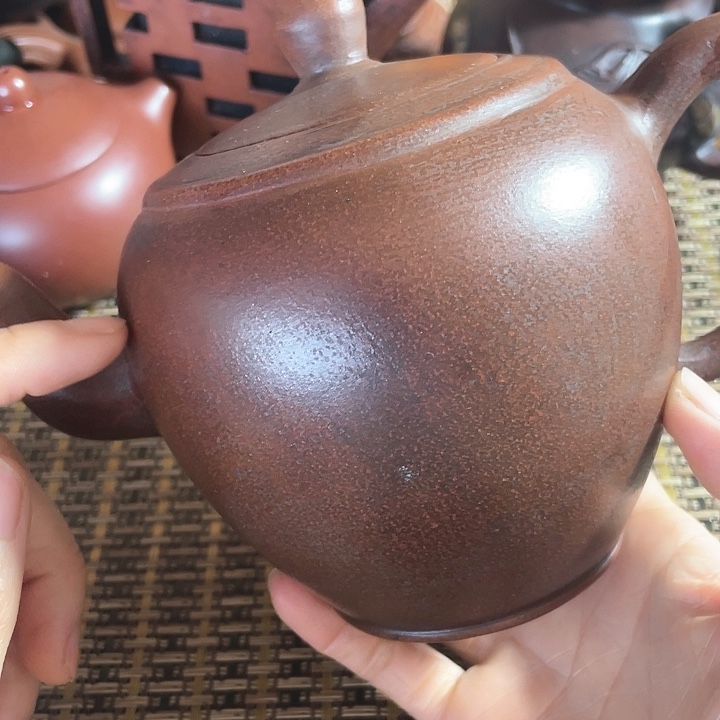 紫砂茶壶泥料手工制作的紫砂壶。