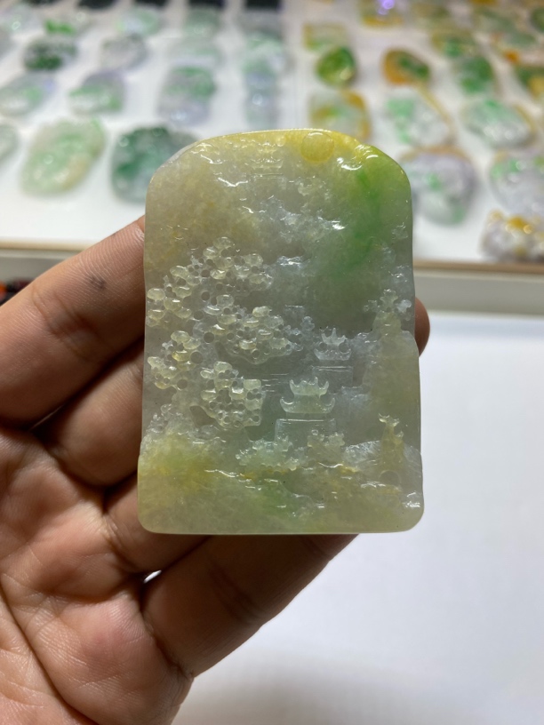 山水牌，淡黄加绿，缅甸翡翠A货
