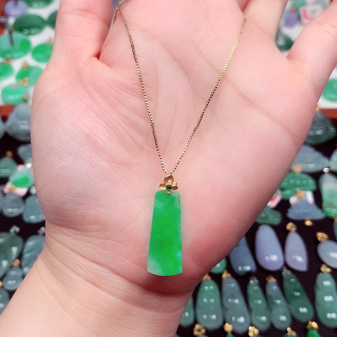 无***士翡翠18K金镶嵌颈饰