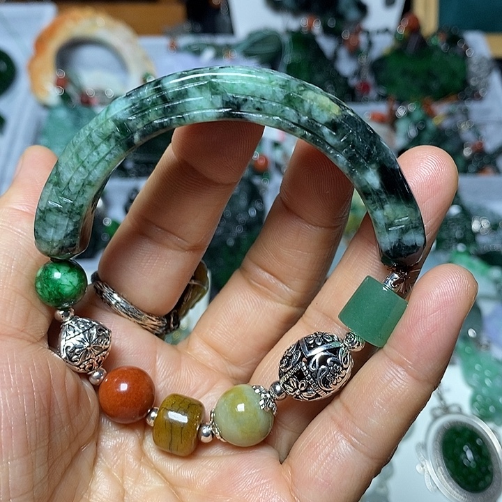 翡翠未镶嵌吊坠(赠链)