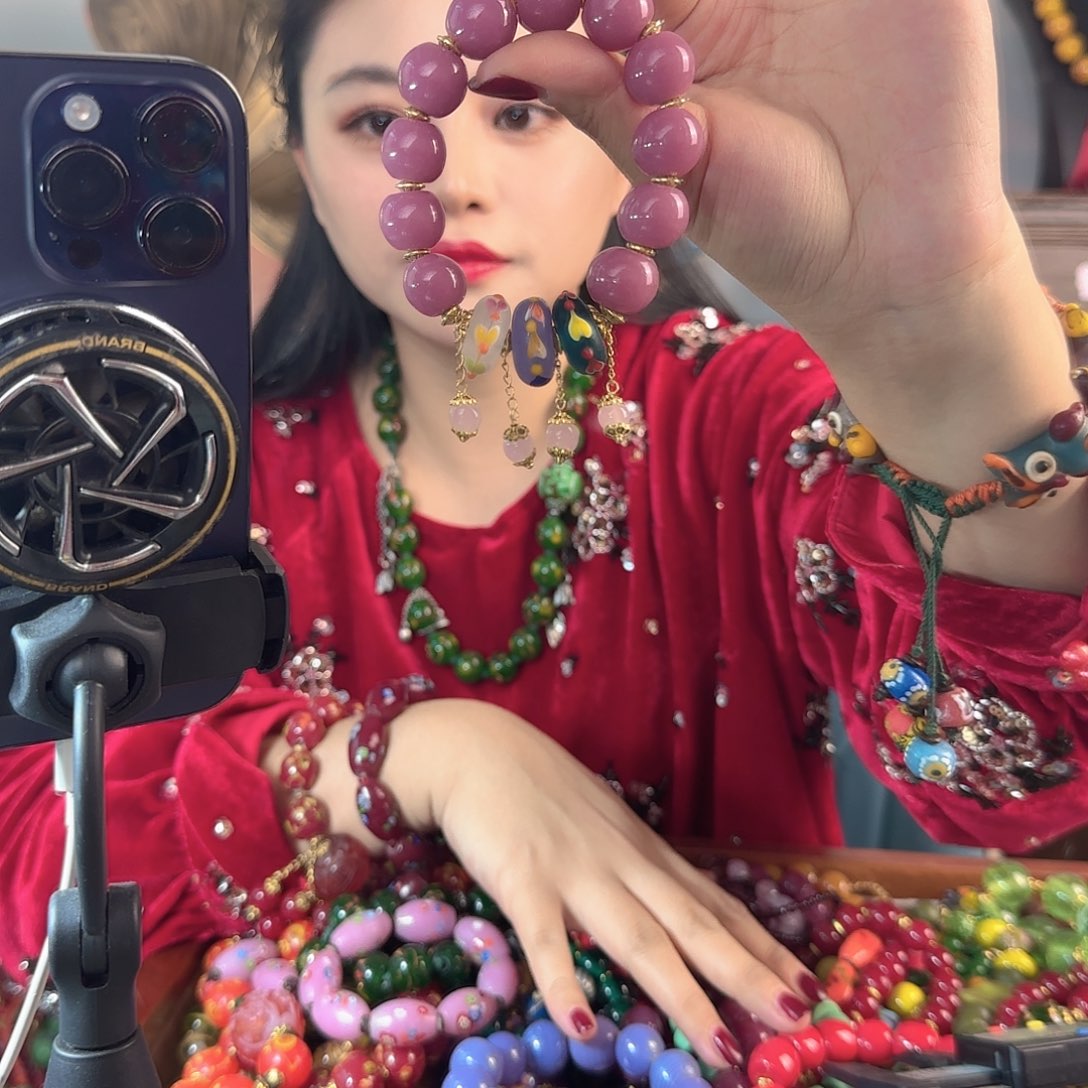 玻璃颈饰最**福老琉璃的故事是一个人的故事吗