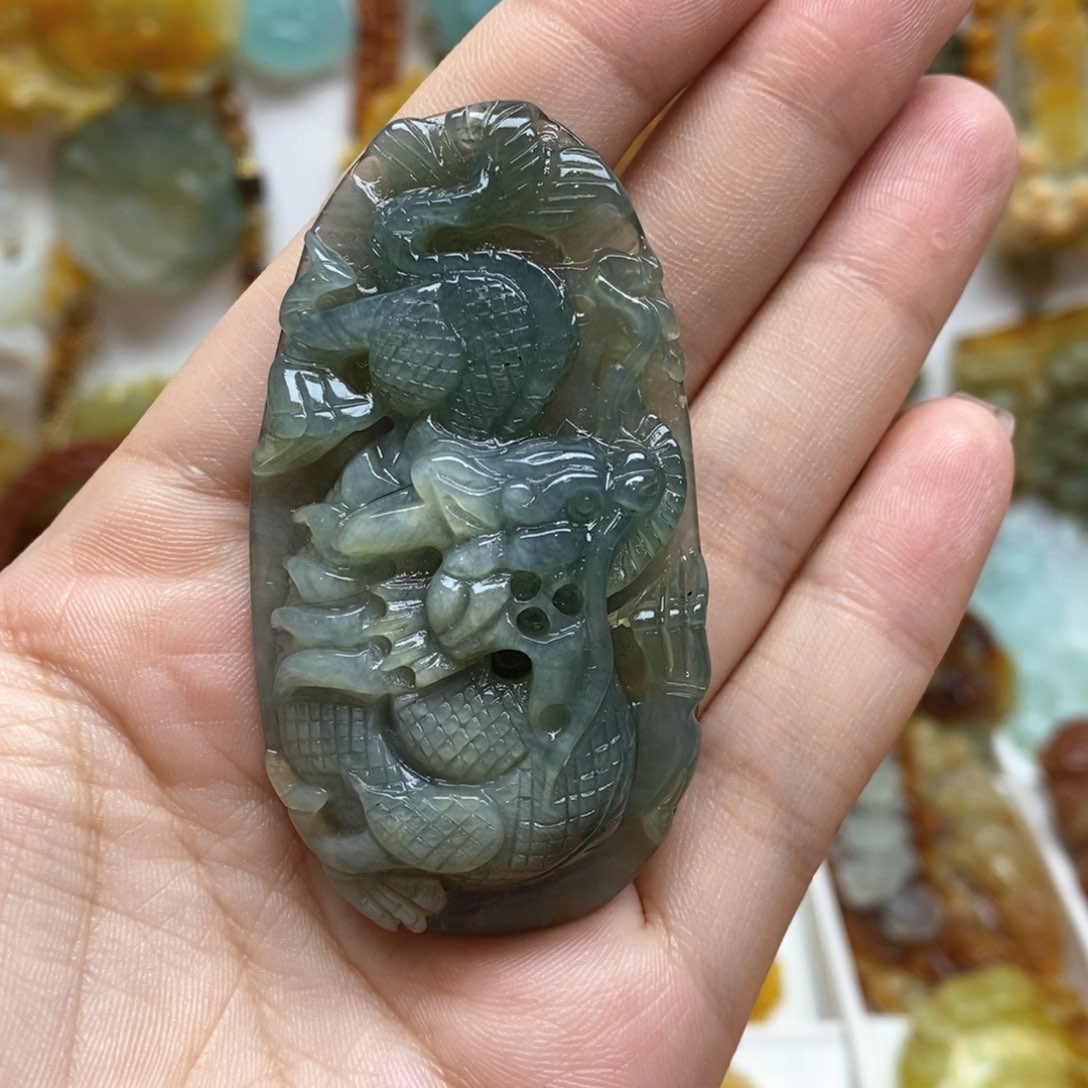 蛇纹石玉颈饰未镶嵌