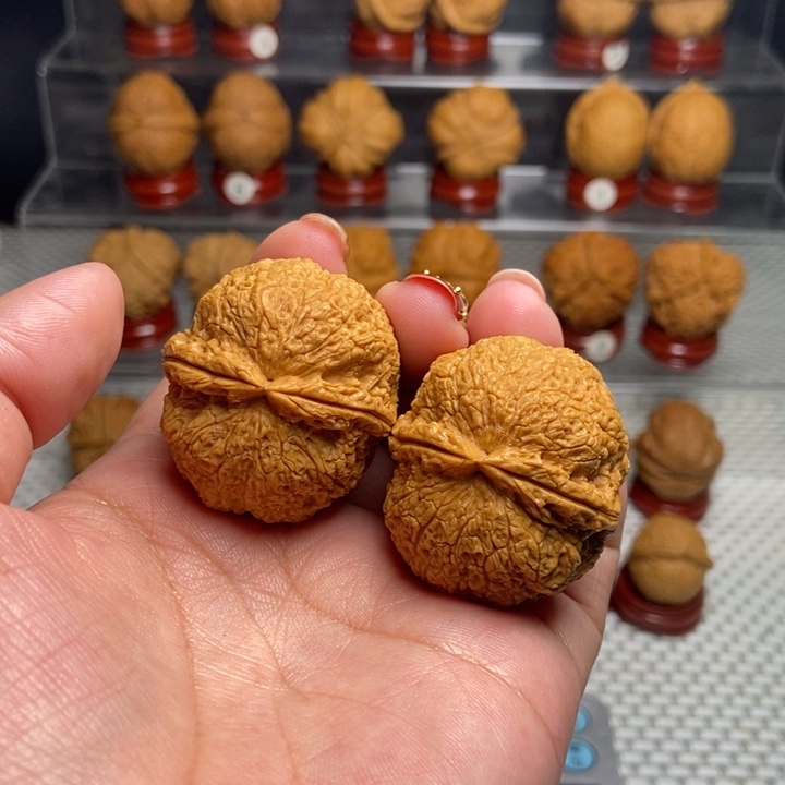文玩核桃把件鱼籽纹绣球10