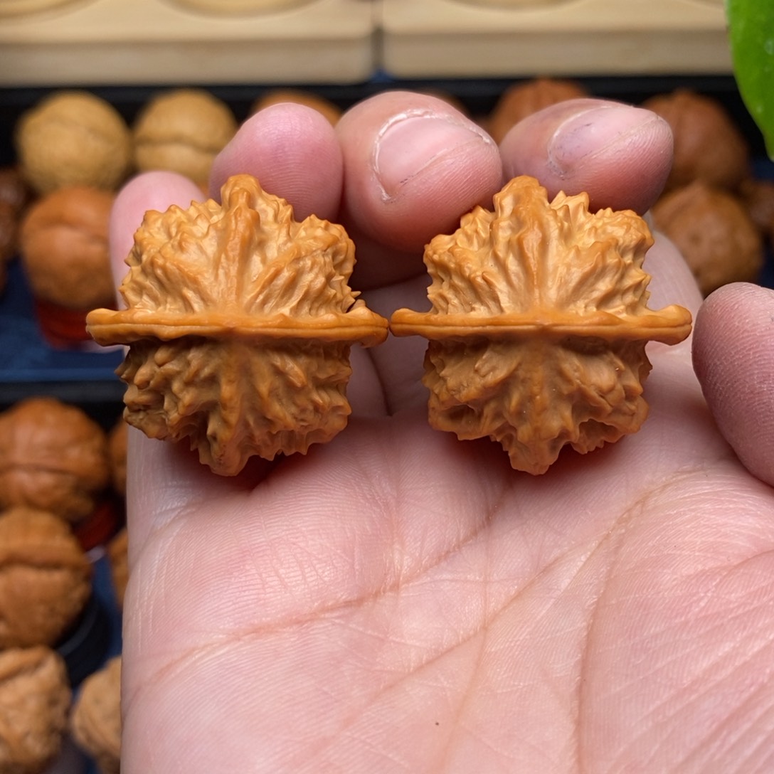 文玩核桃把件手捻蝴蝶官帽