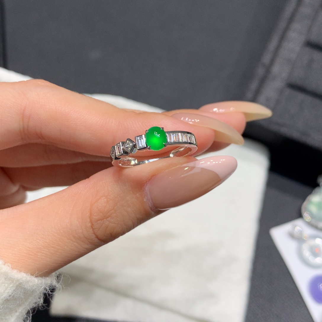 翡翠18K金镶嵌吊坠(赠链)正阳绿炸光蛋面戒指