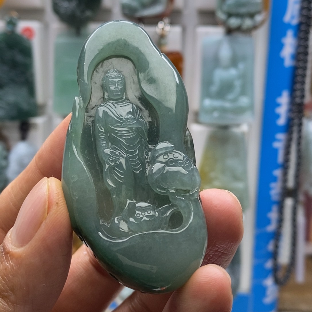 翡翠颈饰未镶嵌佛