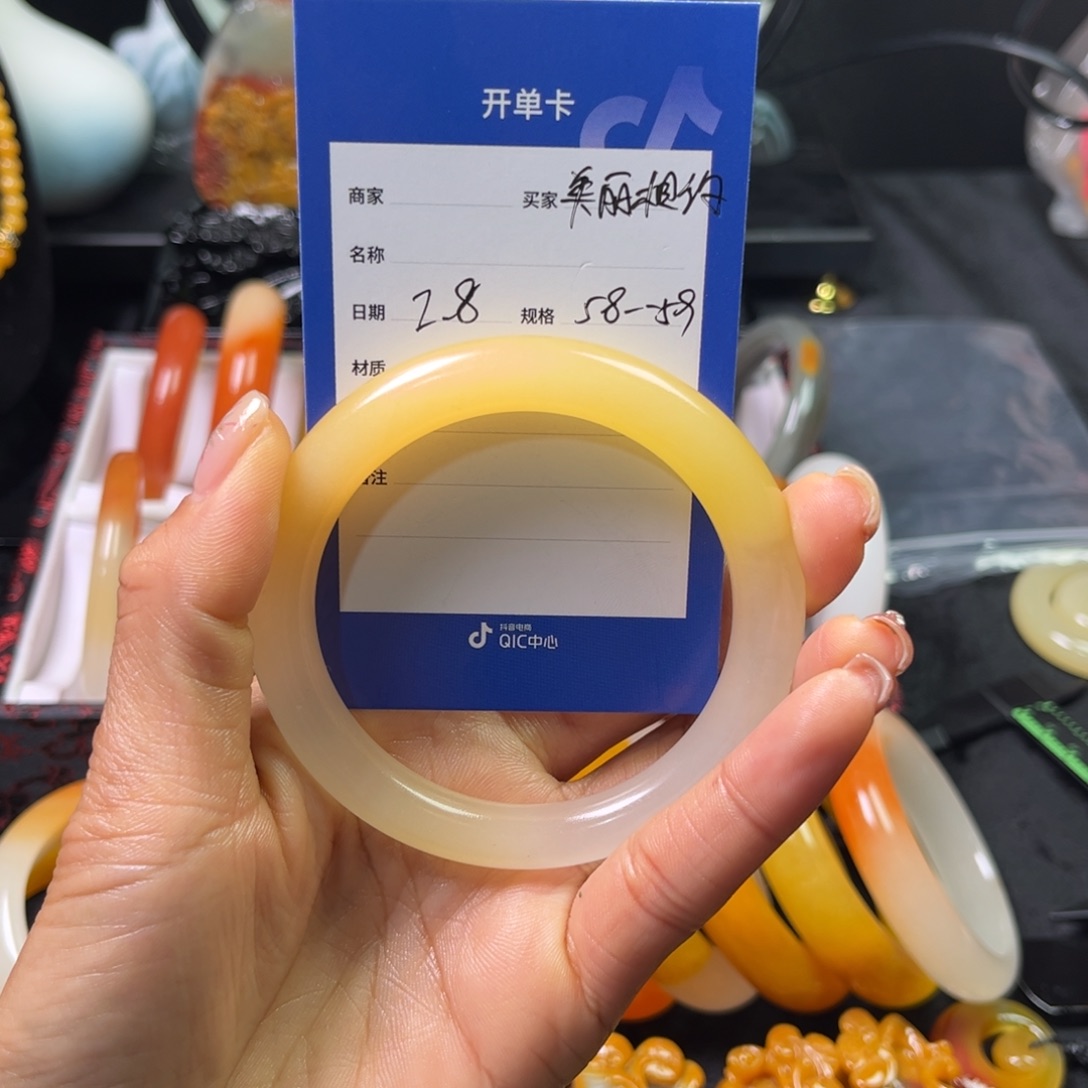 石英质玉（黄龙玉）手镯未镶嵌美****，