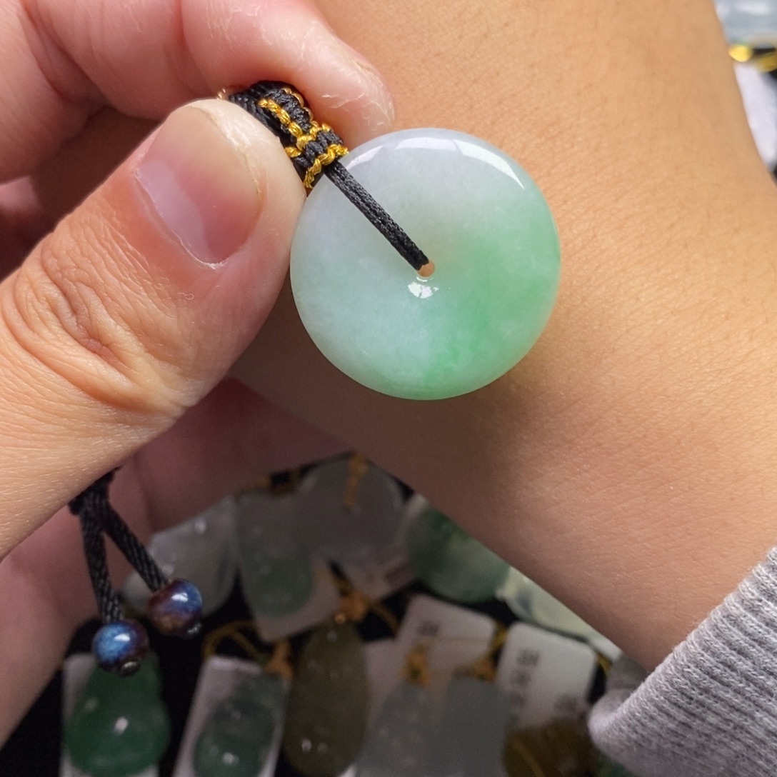 翡翠18K金镶嵌颈饰平安扣